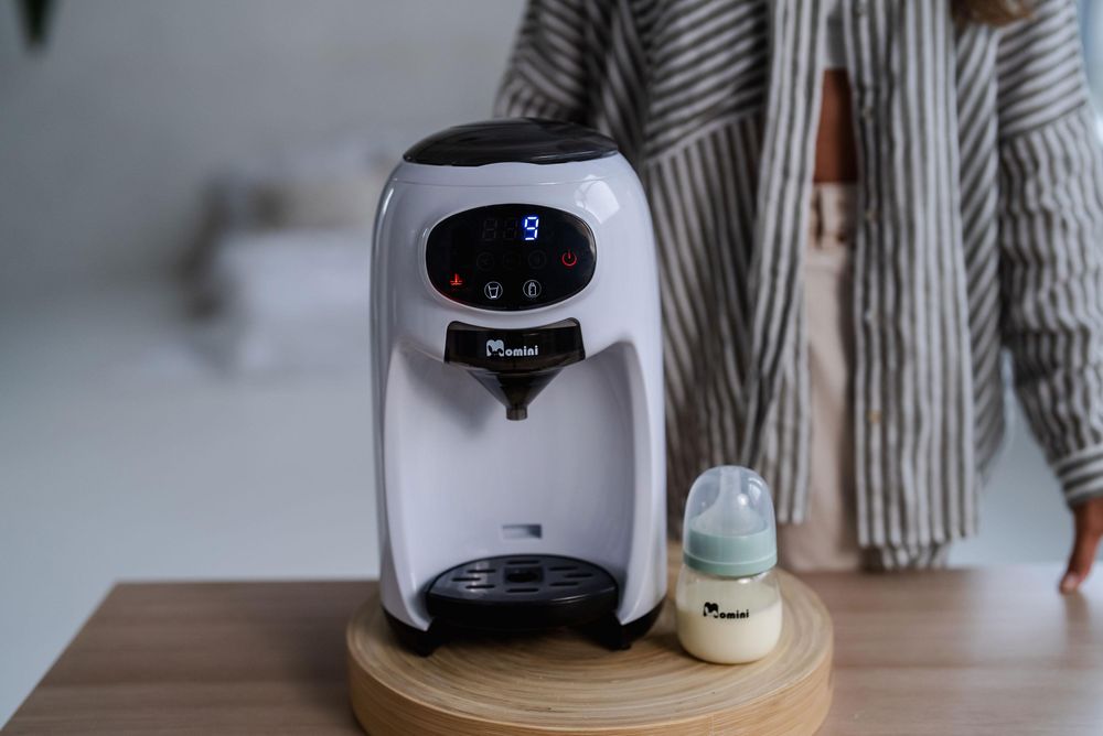 Ekspres do mleka modyfikowanego dla niemowląt 4 poziomy temperatury 980W automatyczne mieszanie – Momini Milk Formula Elite