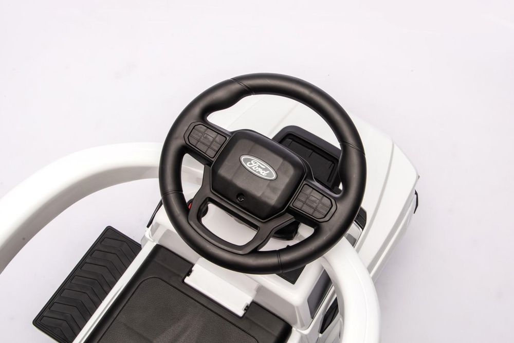 Vista superior del volante con botones y detalles del asiento