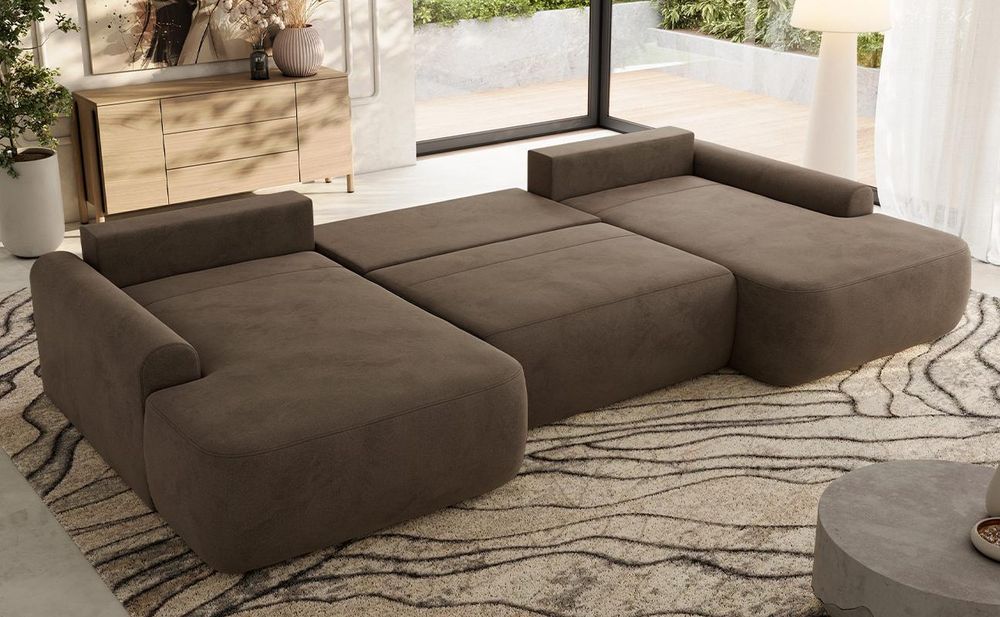 Graues Sofa mit ausgezogener Schlaffunktion im modernen Wohnzimmer.