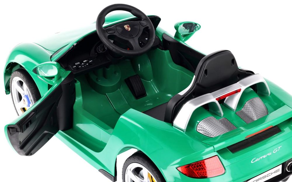 Dettaglio degli interni con volante, cruscotto e porta aperta