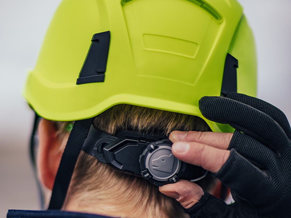 Das Bild zeigt eine Rückansicht vom Helm mit Augenmerk auf dem Ratschensystem.