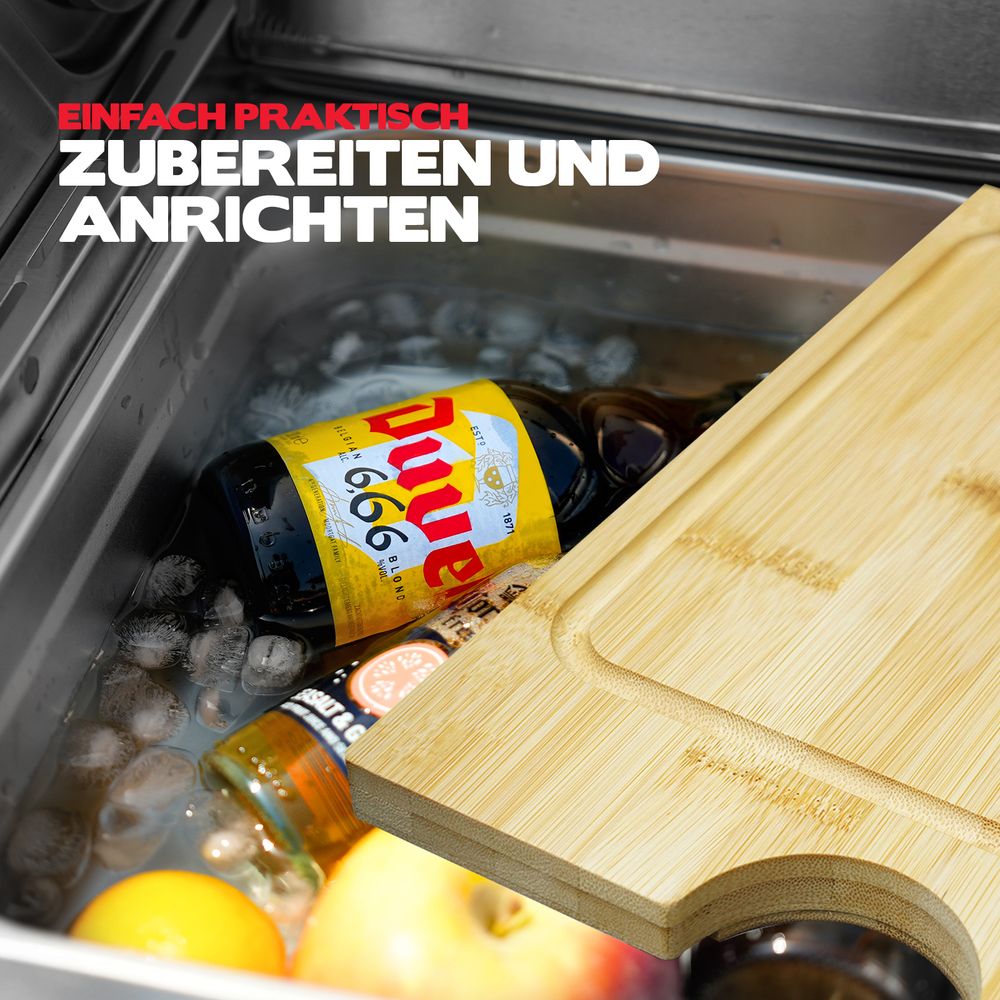 Bambusschneidebrett, darunter eine Auffangwanne, in der Getränke in Eiswasser gekühlt werden
