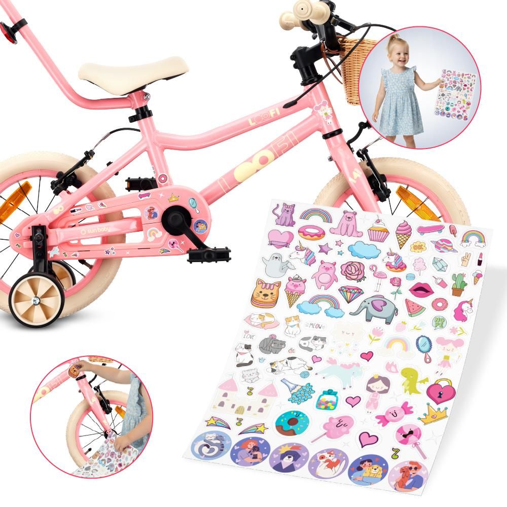Stickerbogen und dekoriertes Fahrrad, Kind zeigt Sticker