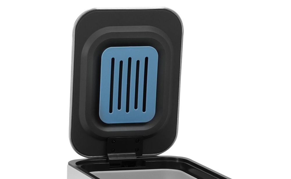 Innenseite des Deckels eines Mülleimers mit Aktivkohlefilter