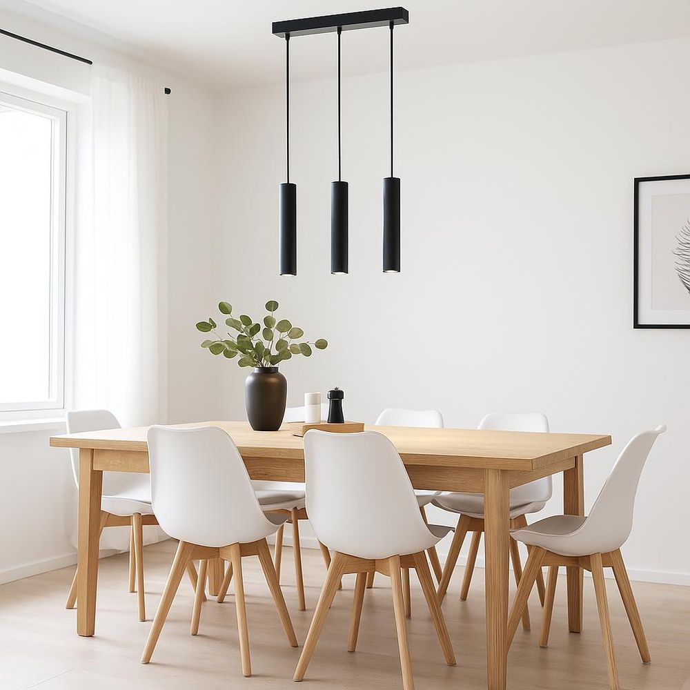 Schwarze Pendelleuchte mit drei zylindrischen Schirmen, minimalistisches Design.