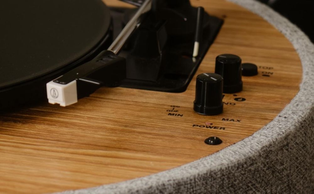 Lenco LS-66GY - Retro Plattenspieler im Holzgehäuse mit eingebauten Lautsprechern, Bluetooth® und AT3600L Tonabnehmer - Grau