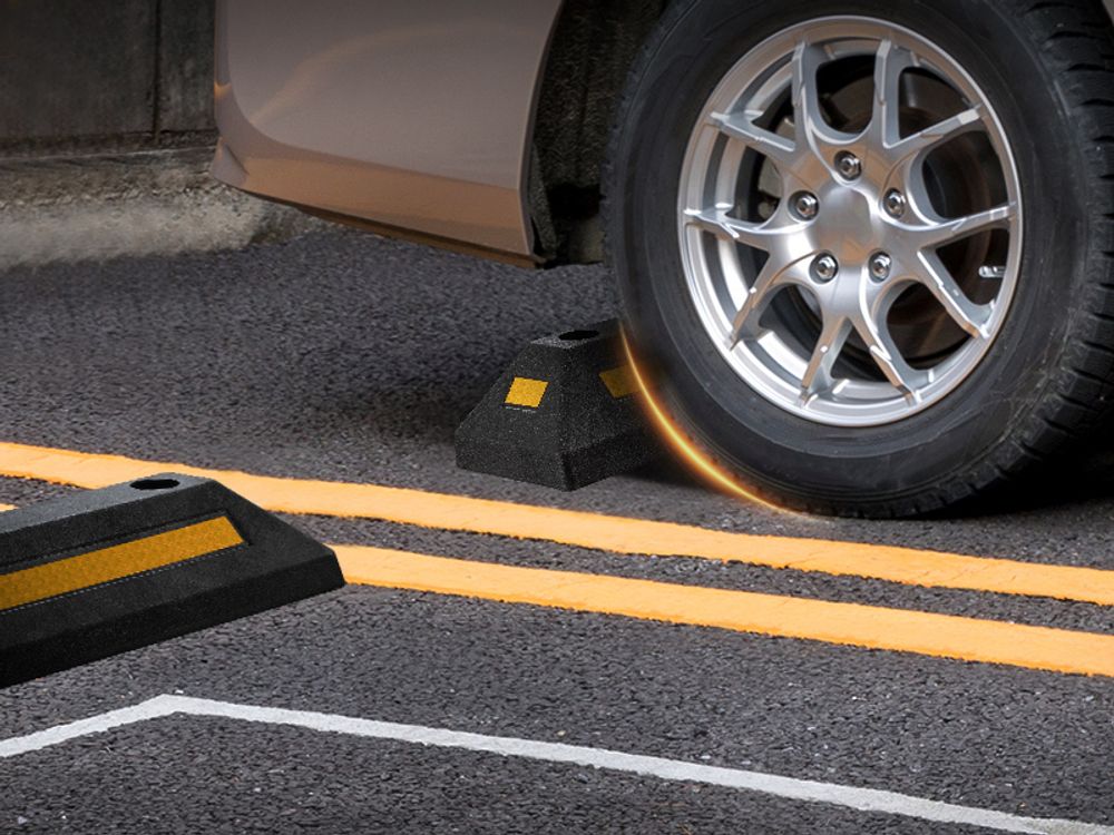 Wiltec Radstopper 56 x 15 x 10 cm, 2x Einparkhilfe aus Gummi, Parkplatzbegrenzung mit gelben Reflexionsstreifen & Schraubrillen, Parkplatzsperre für Garage