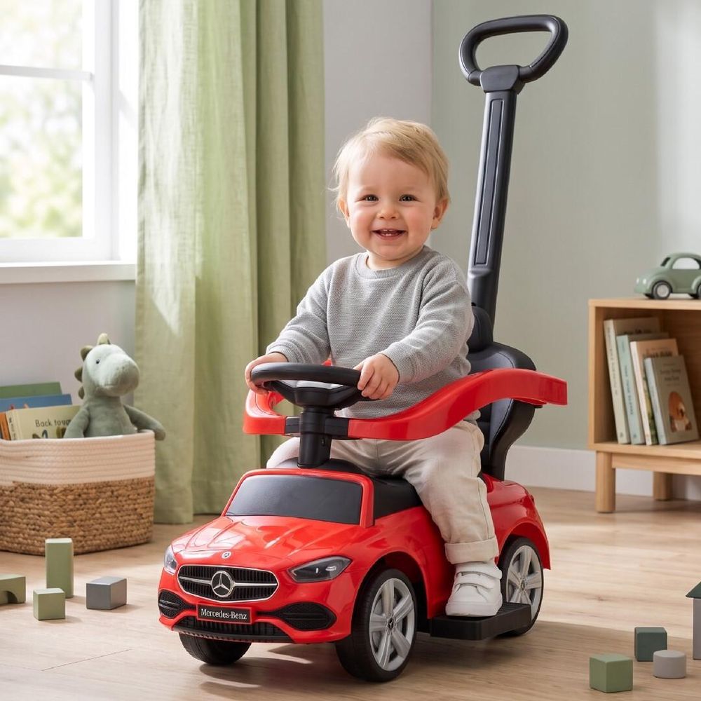 Enfant assis sur le porteur Mercedes-Benz rouge avec arceau et dossier