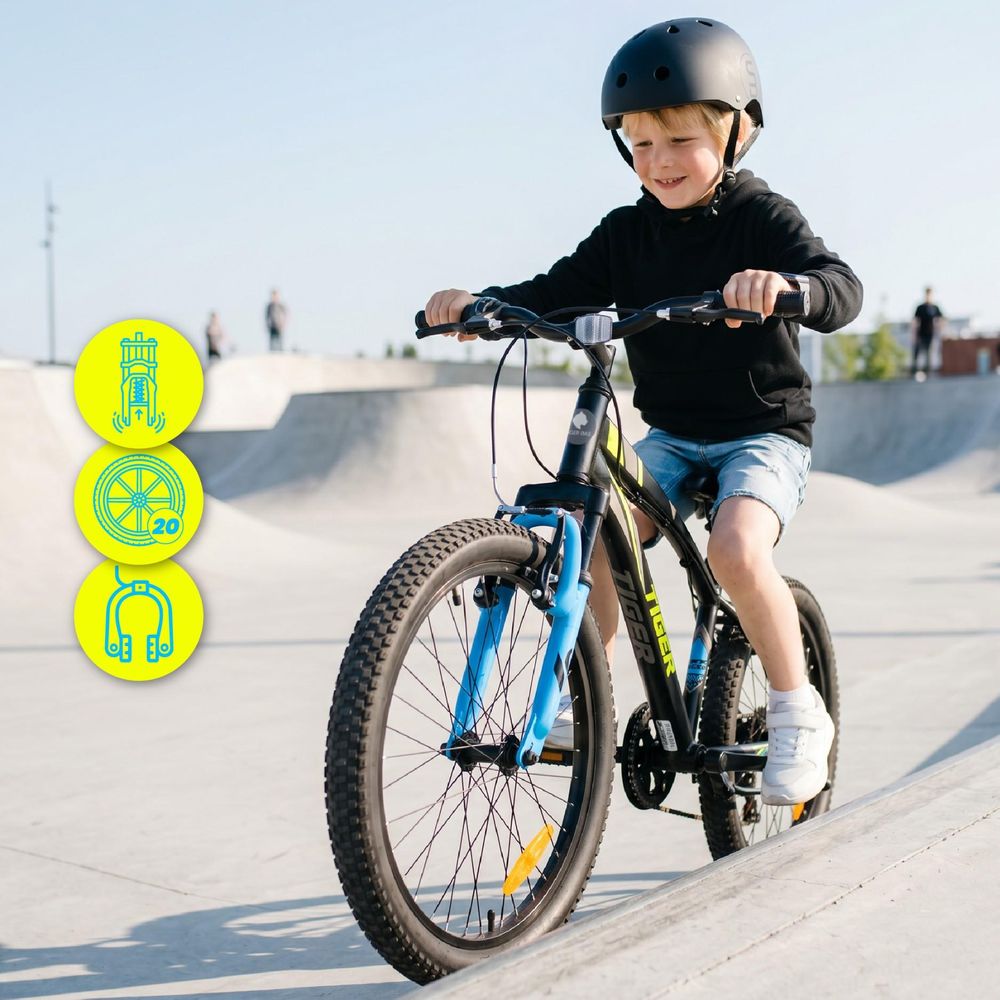 Niño montando la bicicleta SUN BABY en un parque de patinaje