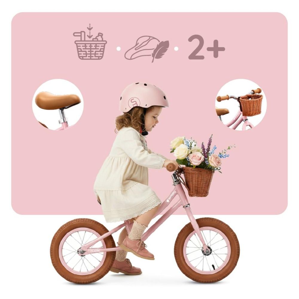 Meisje met helm op roze loopfiets, pictogrammen voor leeftijd en accessoires