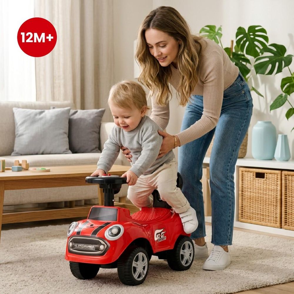 Maman aidant son enfant à utiliser le porteur SUN BABY dans le salon.
