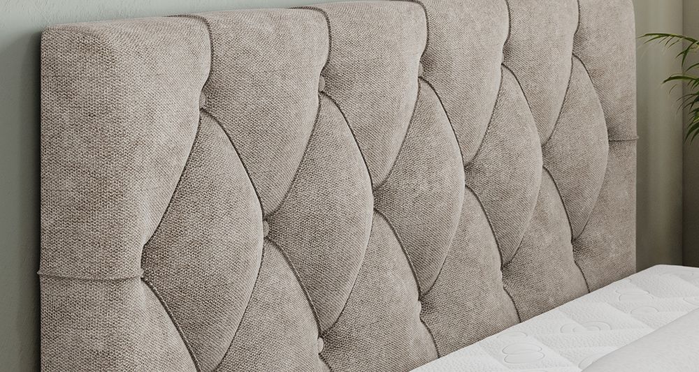 Vergrößern Sie das Kopfteil des Boxspringbettes, das Foto zeigt beige Stoff