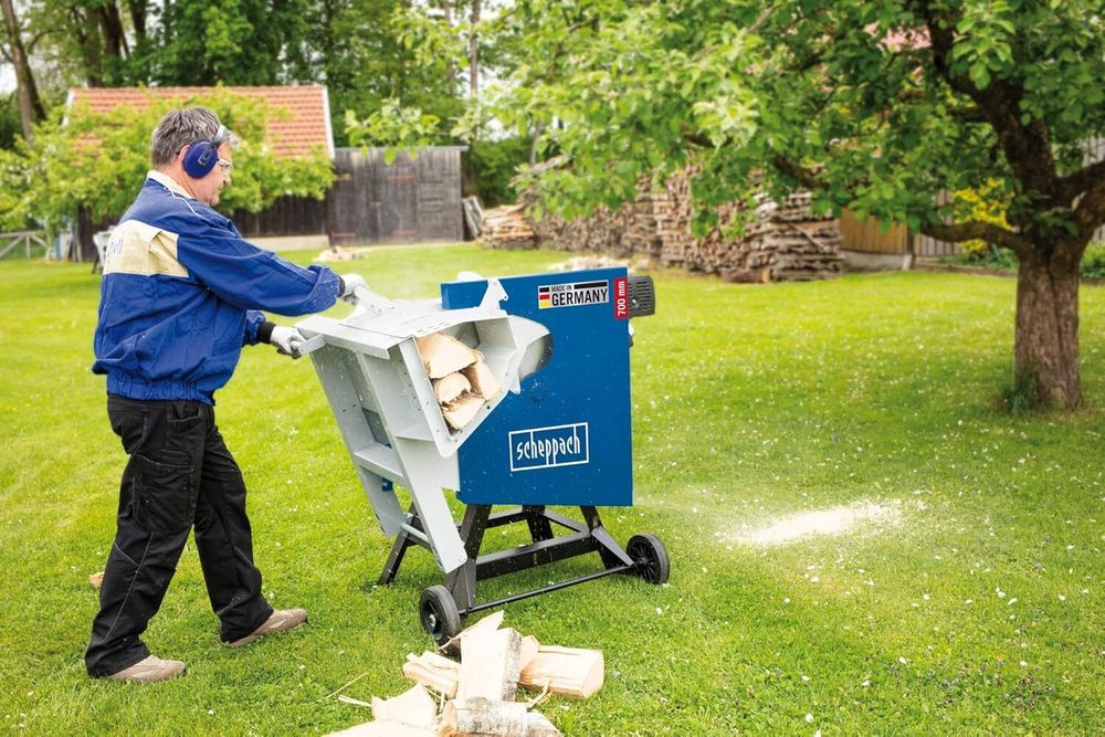 Das Bild zeigt eine Person mit der Wippkreissäge beim Schneiden von Holz.