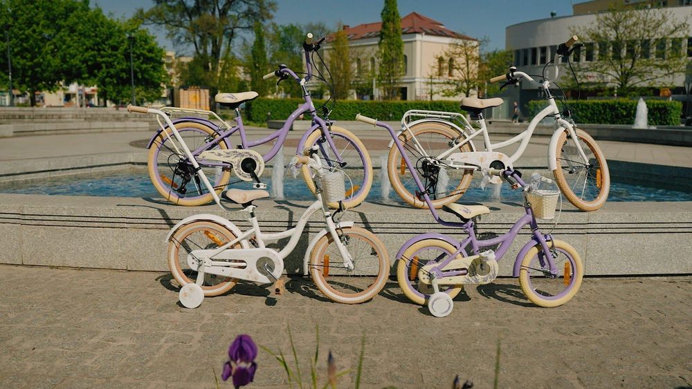 Varias bicicletas infantiles SUN BABY al aire libre, listas para pasear.