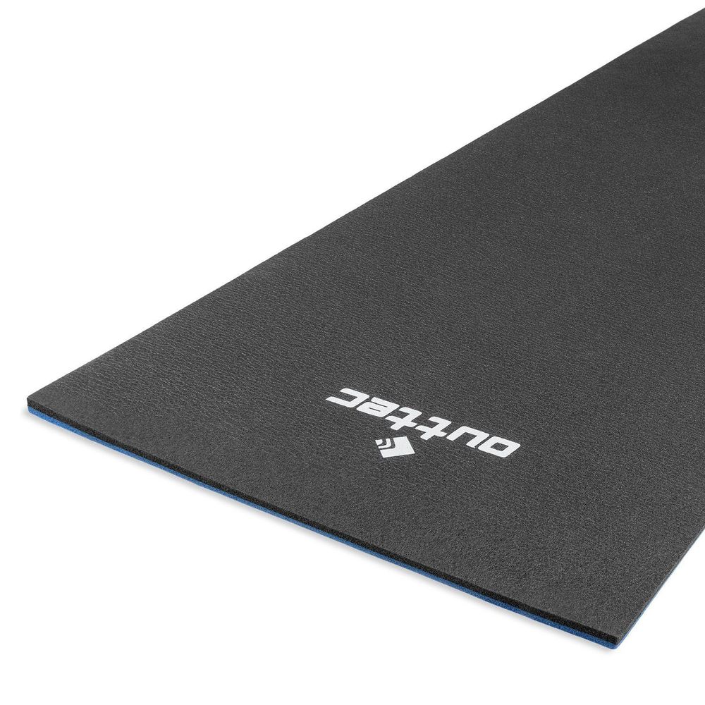 Ausgebreitete schwarze Outtec Isomatte mit blauer Unterseite und Logo. Vielseitig einsetzbar