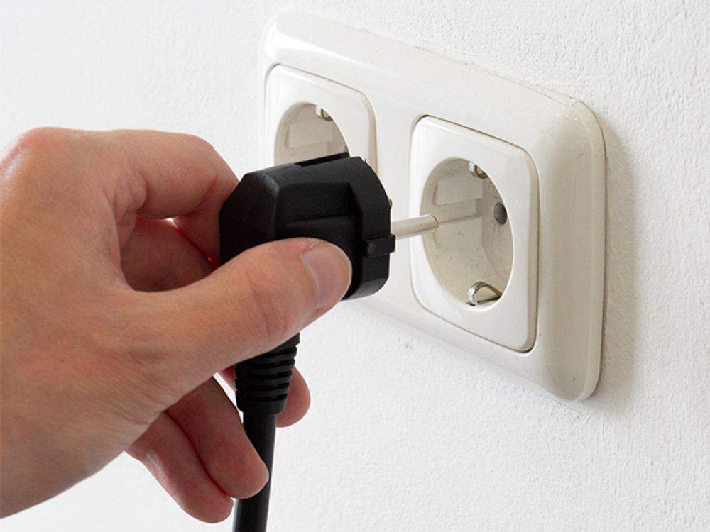 230V-Stecker der Einbau-Mikrowelle EBM4502S