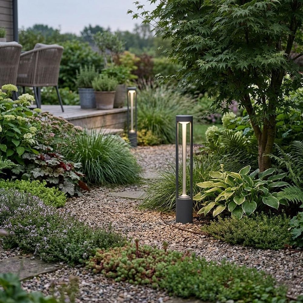 Graue Gartenlampen, wetterfeste Konstruktion, beleuchten Weg und Grün.