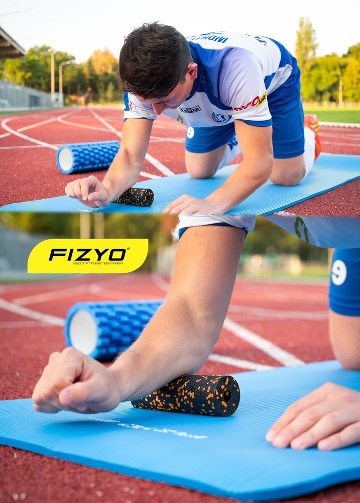 Die Person führt Übungen mit der Mini-Rolle von FIZYO aus