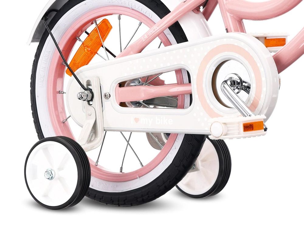 Nahaufnahme der Stützräder und Hinterradbremse am Kinderfahrrad.