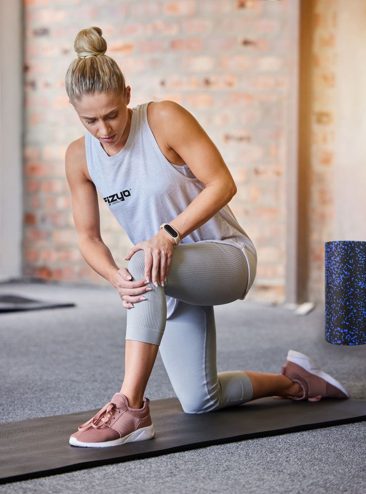 Training mit der FIZYO Massagerolle – Person führt Entspannungs- und Kräftigungsübungen durch.