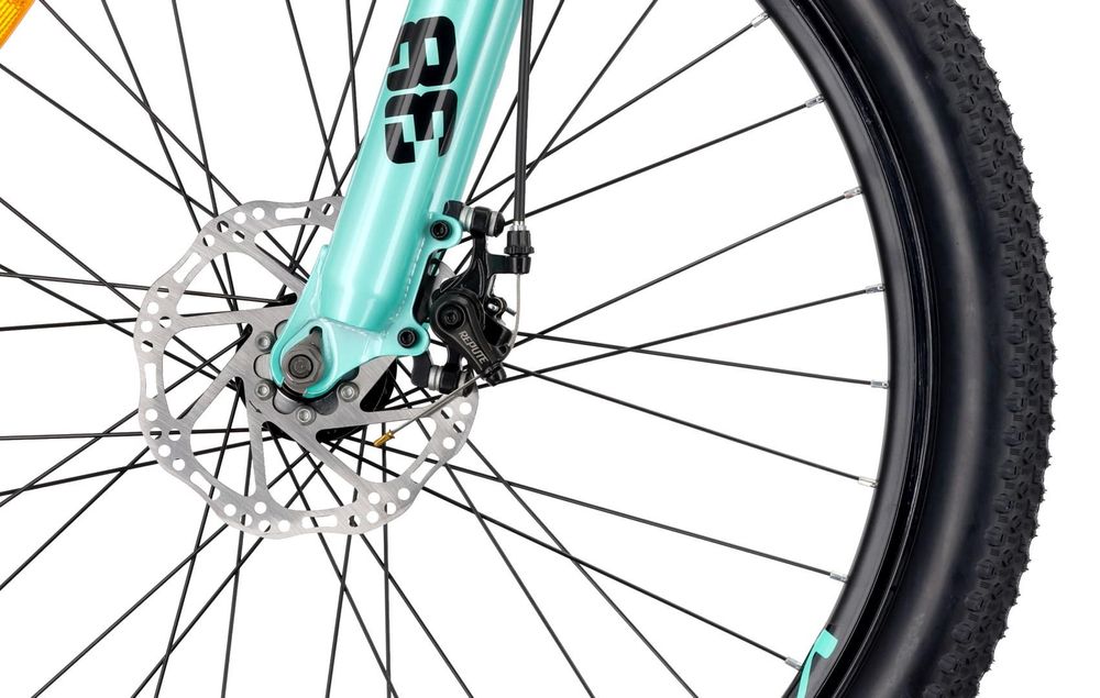 Detalle del freno de disco delantero de la bicicleta