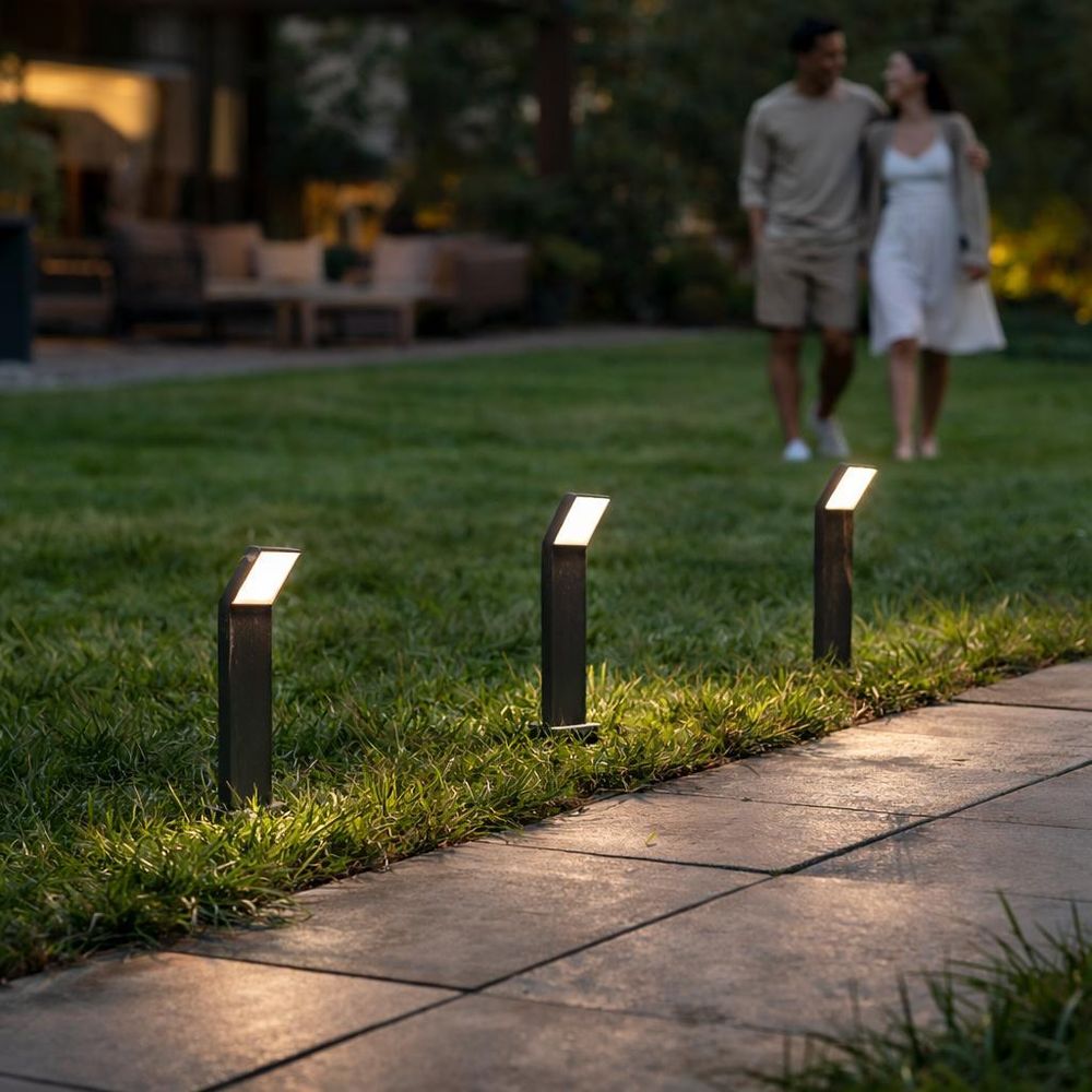 Nutzlichtstrom der Lampen Clark beleuchtet Garten und Steinweg.