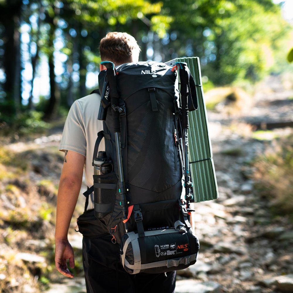 Nils Camp NC1992 Trekkingrucksack Nordkapp 65L schwarz wasserdicht Air-Flow-System mit Regenschutz