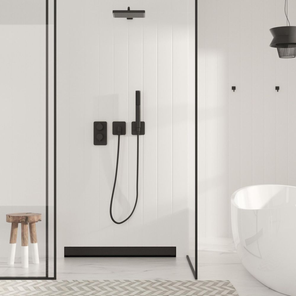 Minimalistisches Badezimmer mit linearer Wand-Duschrinne