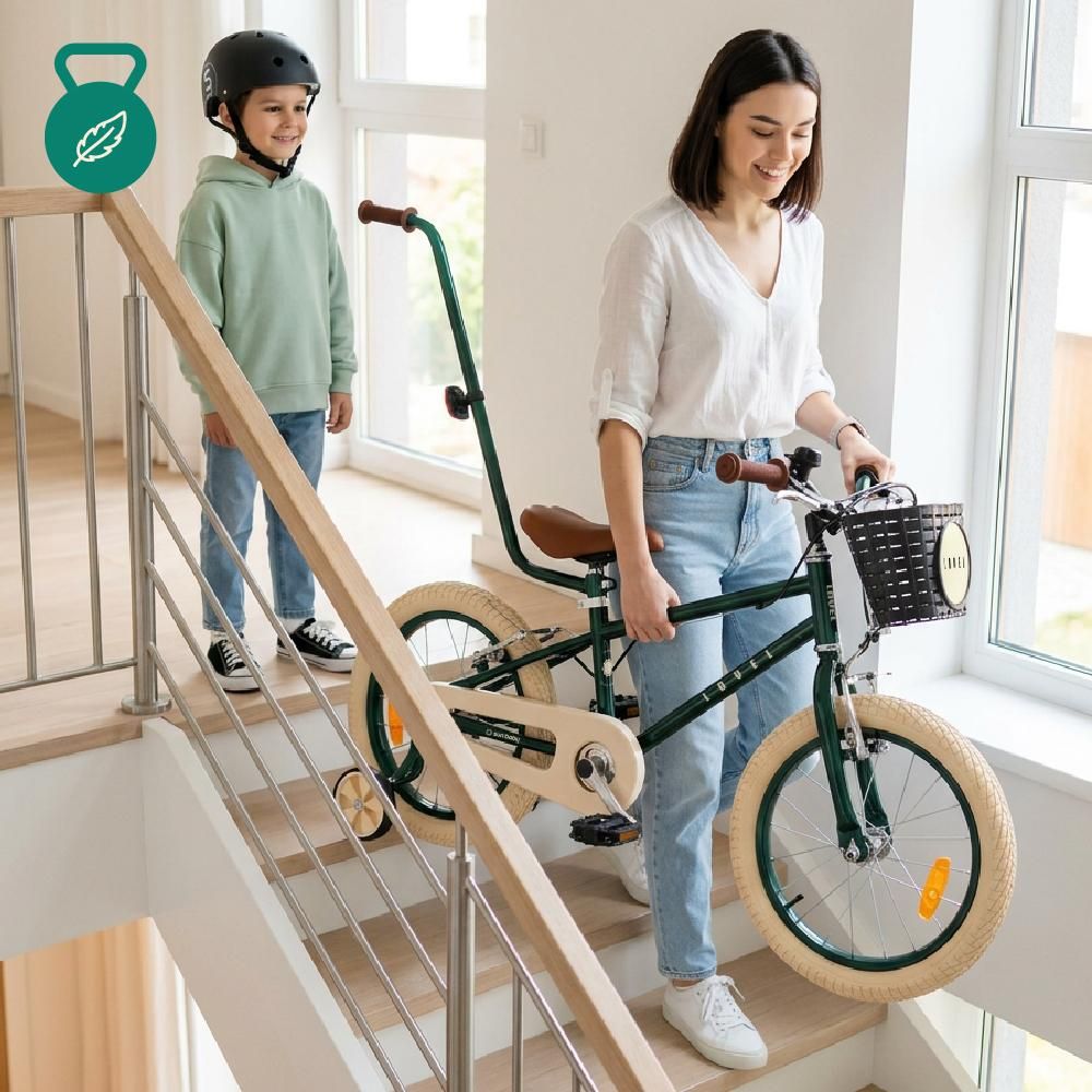 Madre transportando la bicicleta por las escaleras con barra de empuje