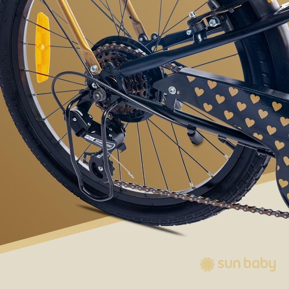 Detalle del cambio trasero Shimano Tourney y la transmisión de la bicicleta.