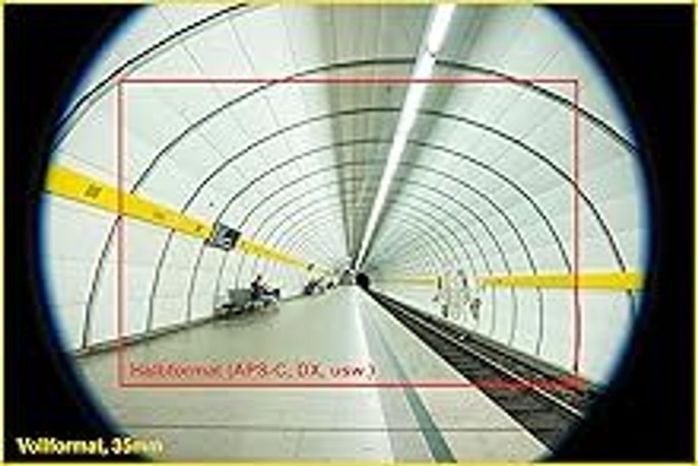 Walimex pro 8 mm Fisheye II Objektiv kompatibel mit Canon EF-S, Fish Eye Kameraobjektiv mit 167° Bildwinkel, Fischaugenobjektiv für APS-C Sensor, Weitwinkelobjektiv mit manueller Scharfeinstellung
