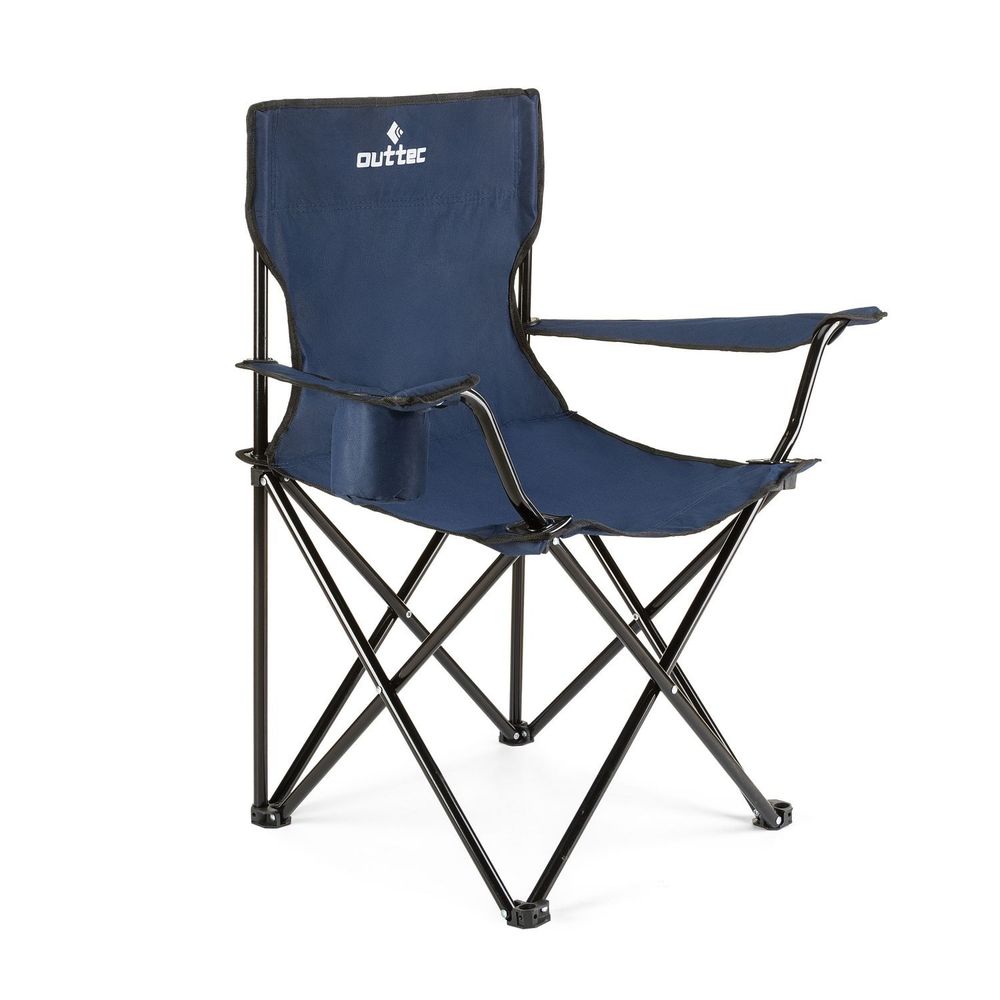 Freigestellter blauer Campingstuhl mit Getränkehalter.