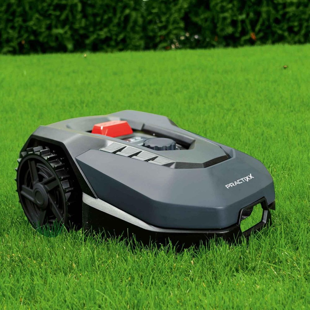 Das Bild zeigt den Rasenmähroboter PX-RRM-600Wi im Garten.