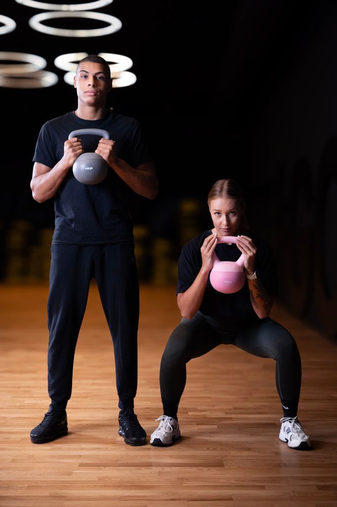 Osoba ćwiczy przy pomocy ciężarka hantla miękki kettlebell FIZYO