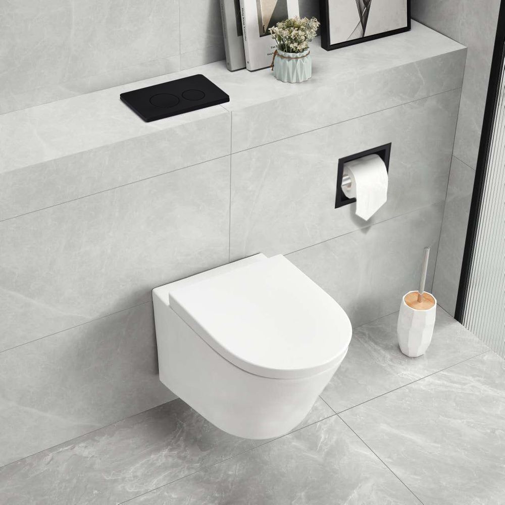 Modernes Wand WC mit Unterputz Spülkasten und WC Betätigungsplatte im minimalistischen Badezimmer