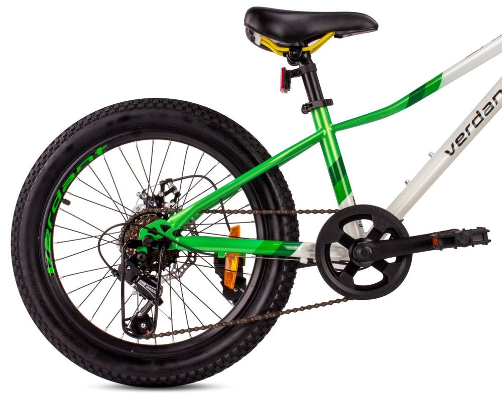 Detalle de la rueda trasera, transmisión y cambio Shimano de la bicicleta.