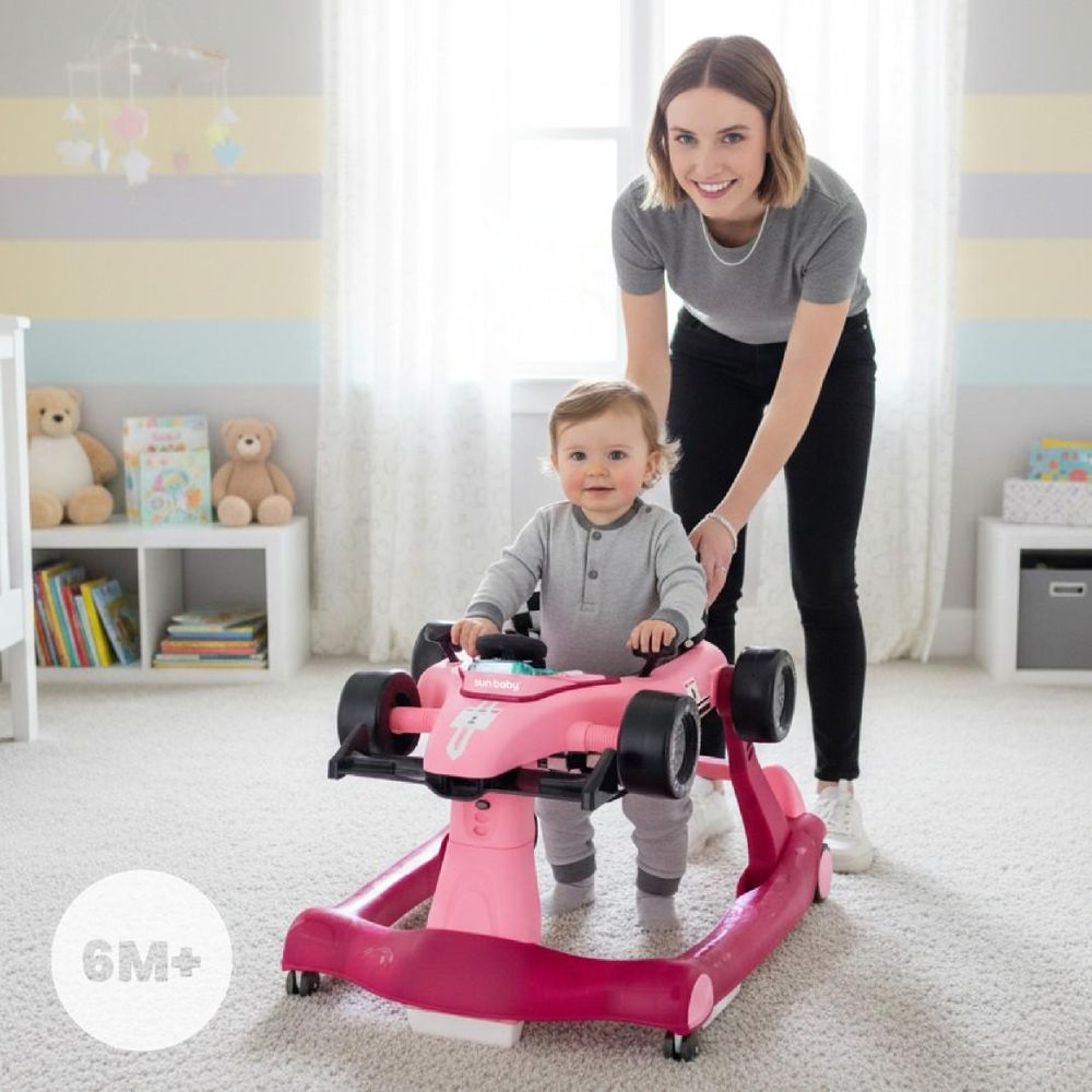 Ouder helpt kind lopen met de SUN BABY loopstoel