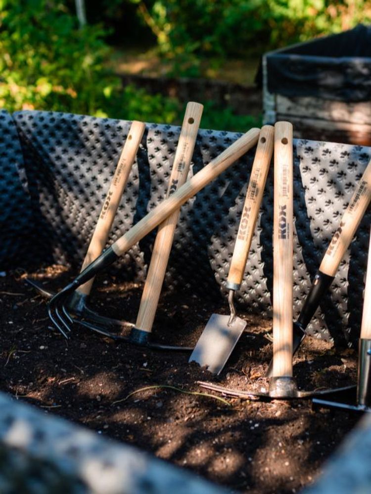 Gartenutensielien in einem Hochbeet
