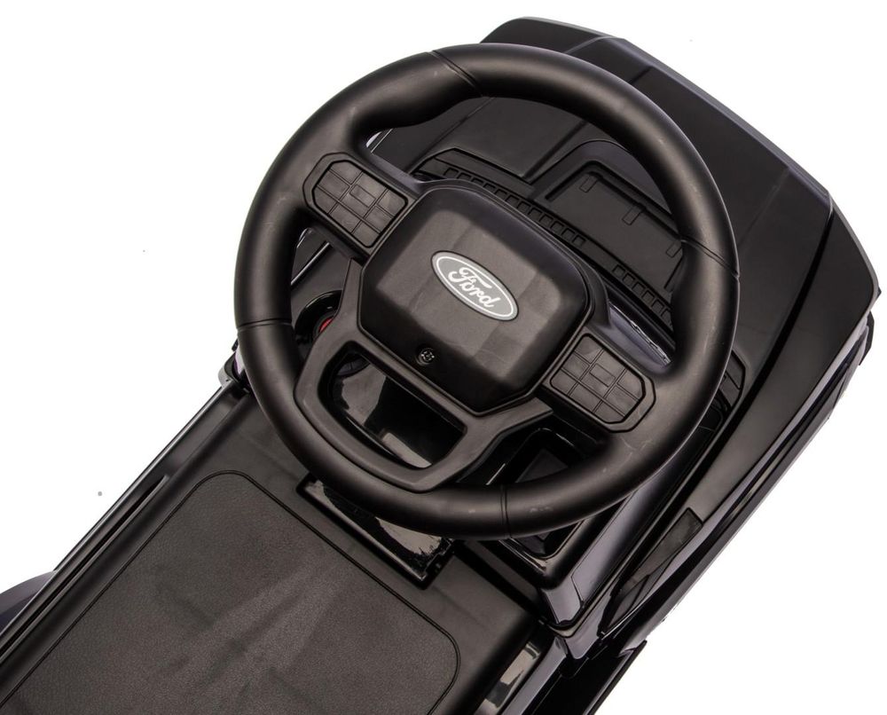 Primer plano del volante con botones y logotipo Ford