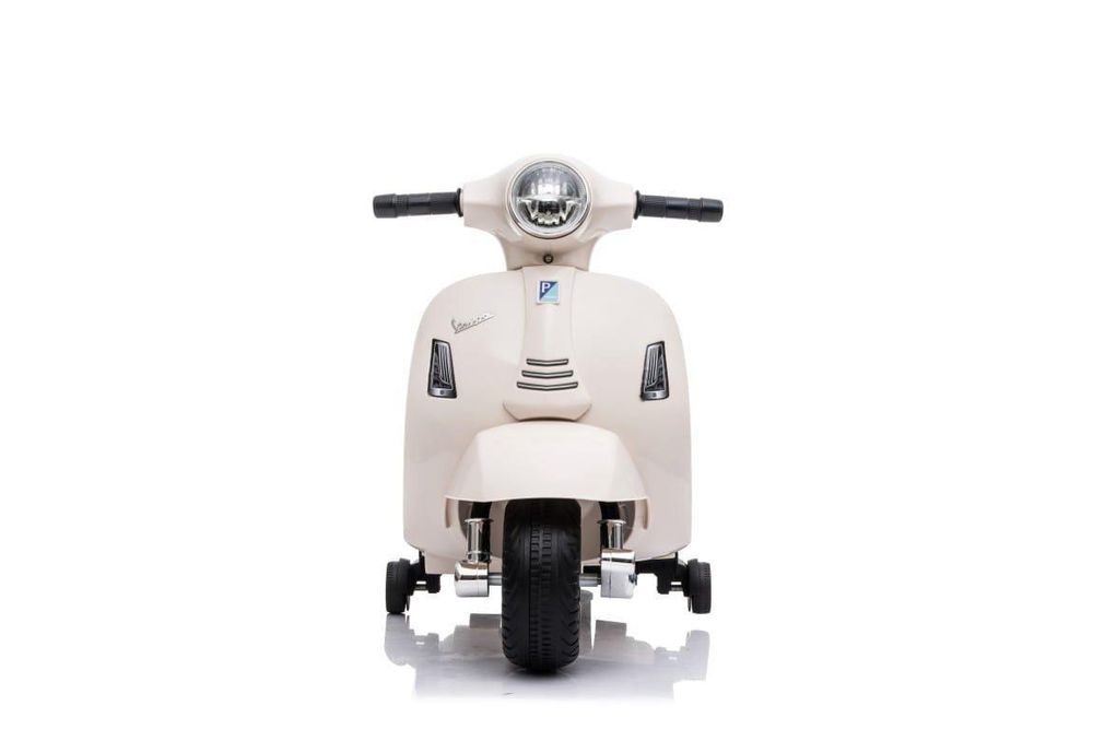 Vista frontal de la Vespa eléctrica SUN BABY con luz LED encendida.