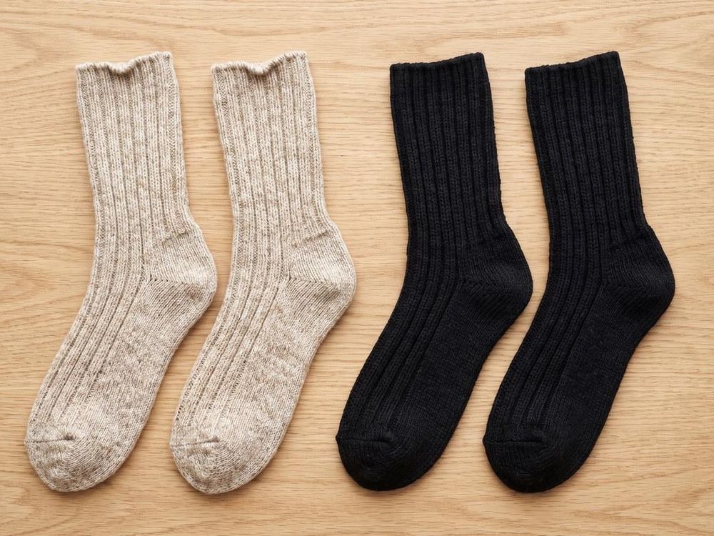 Naturbeige oder Schwarz, sechs Paar in einer Farbe