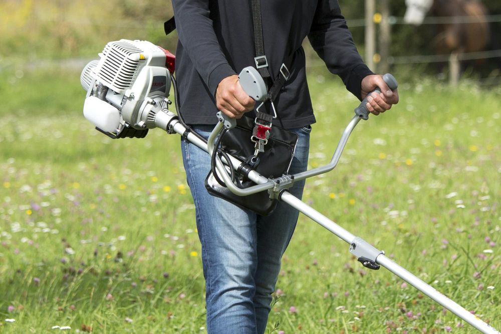 IKRA Benzin Freischneider IBF 31-4 | 4-Takt | Fadenspule 43 cm Schnittbreite | 3- & 8-Zahn-Messer Ø 25,5 cm | Schutzbrille | Schultergurt