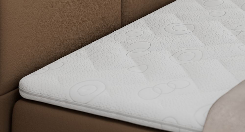 Gestepptes Kopfteil eines braun Bettes. Eine Topper-Matratze liegt auf dem Bett