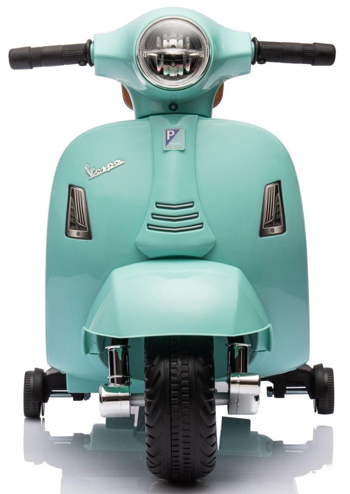 Vista frontale della Vespa Mini con faro LED acceso