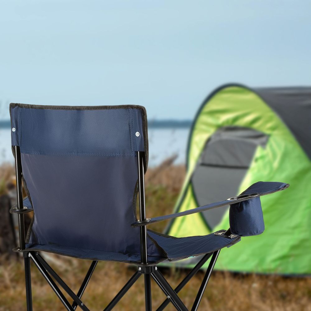 Blauer Campingstuhl vor einem grünen Zelt und unscharfem Hintergrund.