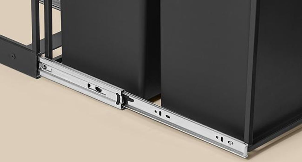SONGMICS Abfallsammler 2 Fächer, ausziehbares Mülltrennsystem für Küche Unterschrank, Stahlrahmen, 2 x 15 L, Deckel, schwarz