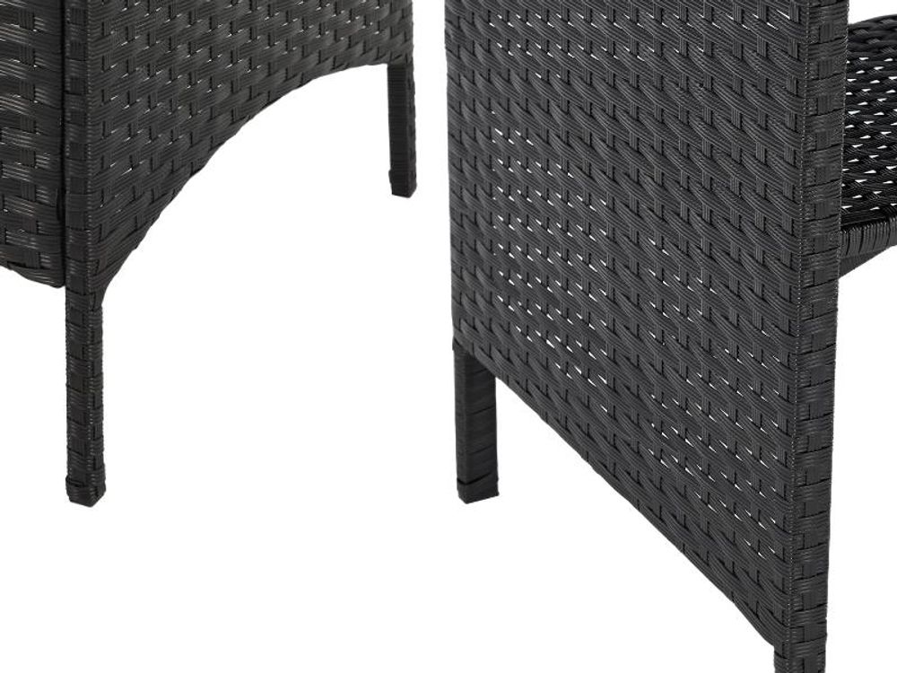 Detailaufnahme der Füße mit Polyrattangeflecht