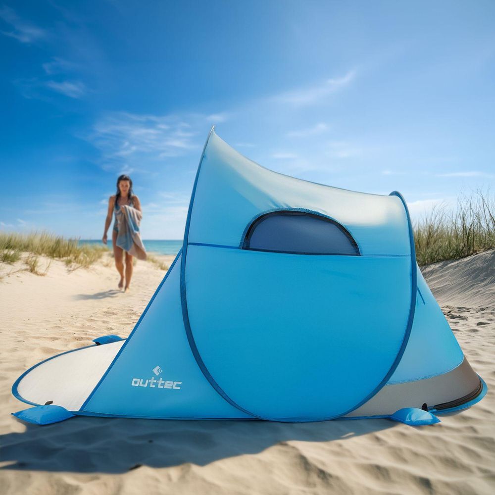 Blaues Outtec Strandmuschel-Zelt im Sand vor Dünen und Meer