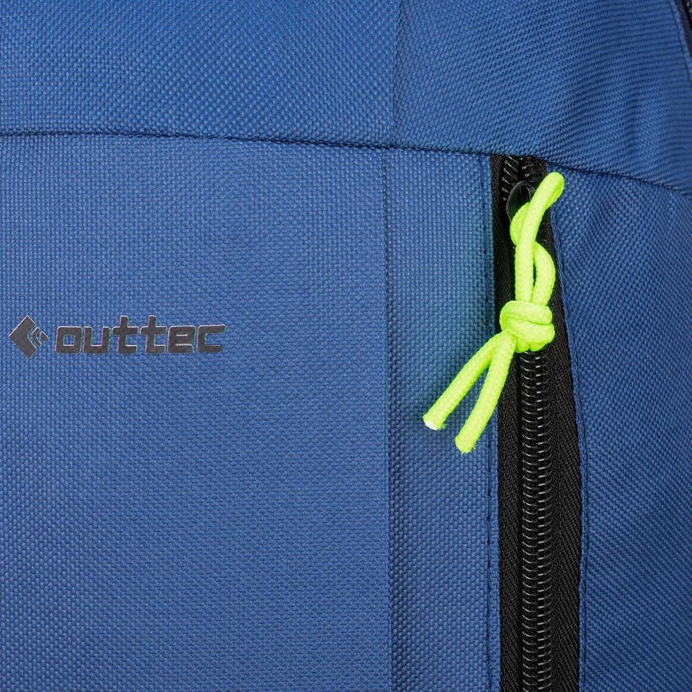Detailaufnahme: Outtec Logo und neon-gelber Zipper am blauen Rucksack.