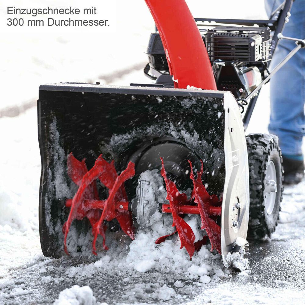 Das Bild zeigt die Anwendung der Schneefräse.